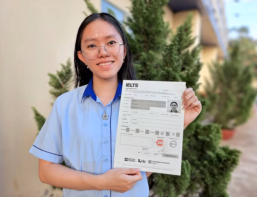 Em Nguyễn Thị Yến Nhi phấn khởi với kết quả thi IELTS đạt 8.5 điểm. Ảnh: M.T