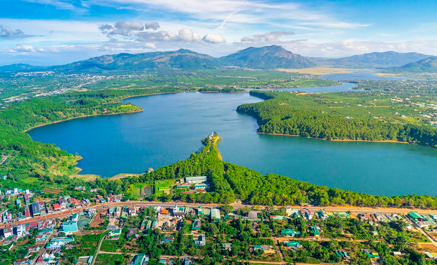 Đưa du lịch trở thành nền kinh tế xanh, bền vững, đưa Gia Lai trở thành điểm đến hấp dẫn của Tây Nguyên. Đưa du lịch trở thành nền kinh tế xanh, bền vững, đưa Gia Lai trở thành điểm đến hấp dẫn của Tây Nguyên.