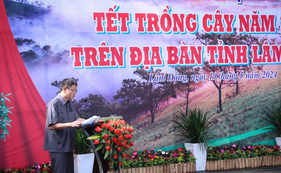 Chủ tịch UBND TP Đà Lạt Đặng Quang Tú phát biểu, bày tỏ cam kết thực hiện kế hoạch trồng đạt và vượt chỉ tiêu trồng 50 triệu cây xanh trên địa bàn thành phố Chủ tịch UBND TP Đà Lạt Đặng Quang Tú phát biểu, bày tỏ cam kết thực hiện kế hoạch trồng đạt và vượt chỉ tiêu trồng 50 triệu cây xanh trên địa bàn thành phố