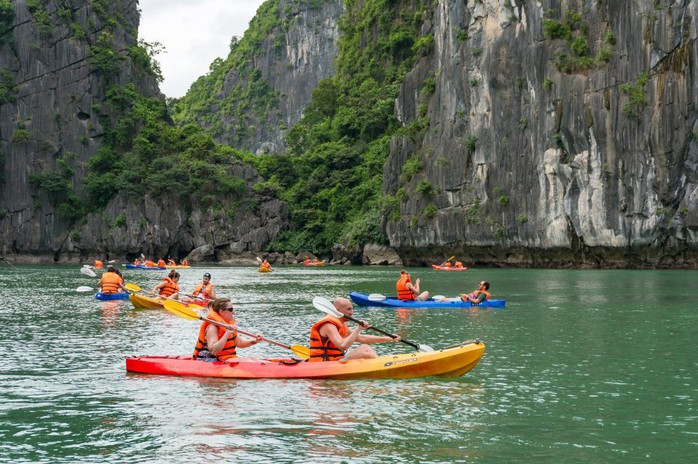 Dịch vụ cho thuê thuyền kayak trên Vịnh Hạ Long. Ảnh: Trọng Đức/NLĐO Dịch vụ cho thuê thuyền kayak trên Vịnh Hạ Long. Ảnh: Trọng Đức/NLĐO