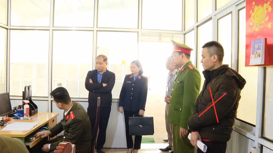 Cơ quan chức năng khám xét nơi làm việc của Nguyễn Sinh Phú. Ảnh: Diệu Anh