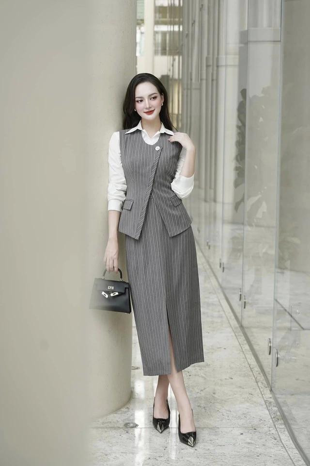 Được thiết kế theo phong cách &quot;work wear&quot; tối giản, thể hiện sự thanh lịch hoàn hảo. Những chi tiết tinh xảo như cúc kim loại, nắp túi giả và vạt nhọn chéo càng làm tăng thêm vẻ tinh tế cho bộ trang phục. Khi kết hợp cùng chân váy bút chì suông đồng màu, bộ trang phục hứa hẹn sẽ là người bạn đồng hành không thể thiếu của các quý cô trong mùa này. Ảnh 2FLEURS