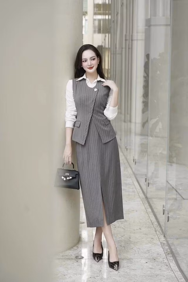 Được thiết kế theo phong cách "work wear" tối giản, thể hiện sự thanh lịch hoàn hảo. Những chi tiết tinh xảo như cúc kim loại, nắp túi giả và vạt nhọn chéo càng làm tăng thêm vẻ tinh tế cho bộ trang phục. Khi kết hợp cùng chân váy bút chì suông đồng màu, bộ trang phục hứa hẹn sẽ là người bạn đồng hành không thể thiếu của các quý cô trong mùa này. Ảnh 2FLEURS