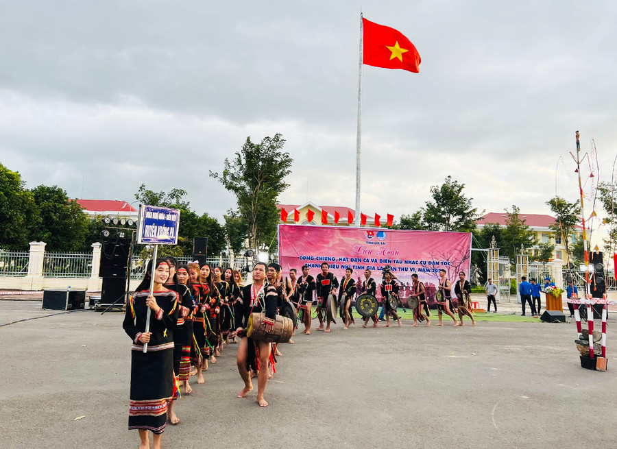 Đội thi huyện Krông Pa biểu diễn cồng chiêng tại Liên hoan cồng chiêng, hát dân ca và diễn tấu nhạc cụ dân tộc thanh thiếu nhi toàn tỉnh lần thứ VI. Ảnh: P.L Đội thi huyện Krông Pa biểu diễn cồng chiêng tại Liên hoan cồng chiêng, hát dân ca và diễn tấu nhạc cụ dân tộc thanh thiếu nhi toàn tỉnh lần thứ VI. Ảnh: P.L