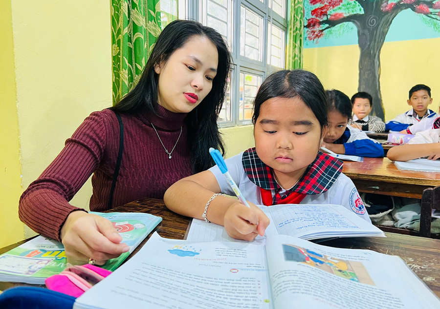 Em Nhi luôn cố gắng đến lớp dù đang bị bệnh. Ảnh: T.B