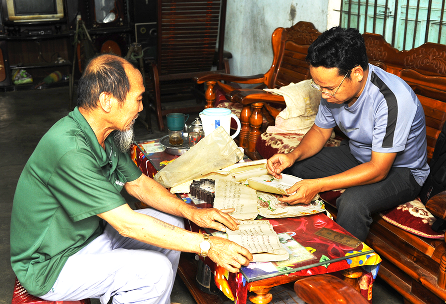Cán bộ Bảo tàng tỉnh khai thác tư liệu chữ viết tại tư gia ông Võ Ngọc Lâm-thành viên Ban nghi lễ đình Tân Tạo. Ảnh: Bá Tính Cán bộ Bảo tàng tỉnh khai thác tư liệu chữ viết tại tư gia ông Võ Ngọc Lâm-thành viên Ban nghi lễ đình Tân Tạo. Ảnh: Bá Tính