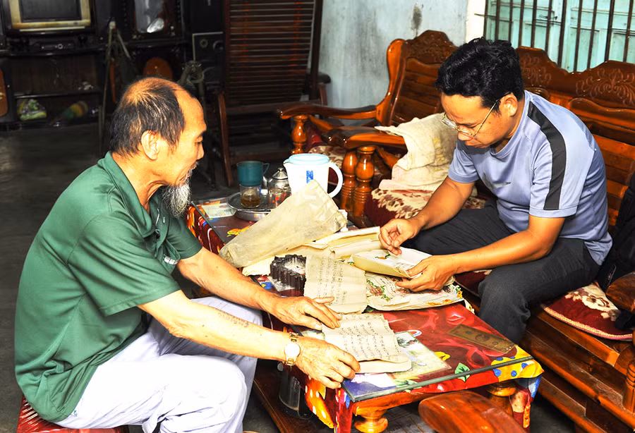 Cán bộ Bảo tàng tỉnh khai thác tư liệu chữ viết tại tư gia ông Võ Ngọc Lâm-thành viên Ban nghi lễ đình Tân Tạo. Ảnh: Bá Tính Cán bộ Bảo tàng tỉnh khai thác tư liệu chữ viết tại tư gia ông Võ Ngọc Lâm-thành viên Ban nghi lễ đình Tân Tạo. Ảnh: Bá Tính