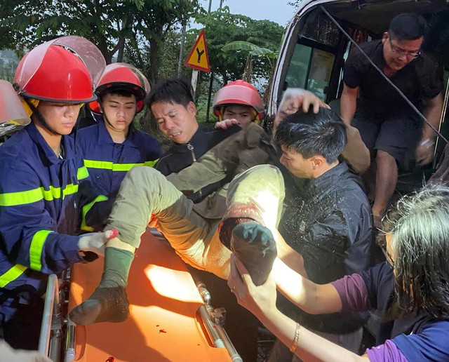 Lực lượng chức năng đưa một nạn nhân bị thương đi cấp cứu. Ảnh: Công an cung cấp Lực lượng chức năng đưa một nạn nhân bị thương đi cấp cứu. Ảnh: Công an cung cấp