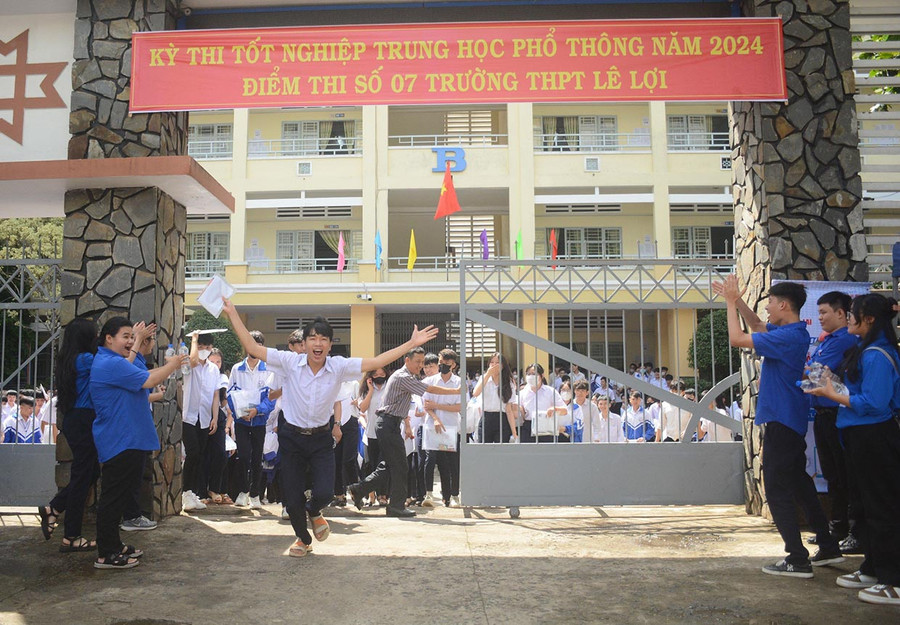 Thí sinh phấn khởi khi làm xong bài thi tốt nghiệp, mở cánh cửa đến với trường đại học. Ảnh: Lam Nguyên