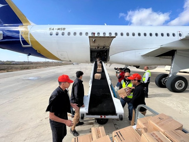Hàng viện trợ được phân phối đến khu vực bị ảnh hưởng bị lũ lụt. Ảnh: Reuters Hàng viện trợ được phân phối đến khu vực bị ảnh hưởng bị lũ lụt. Ảnh: Reuters