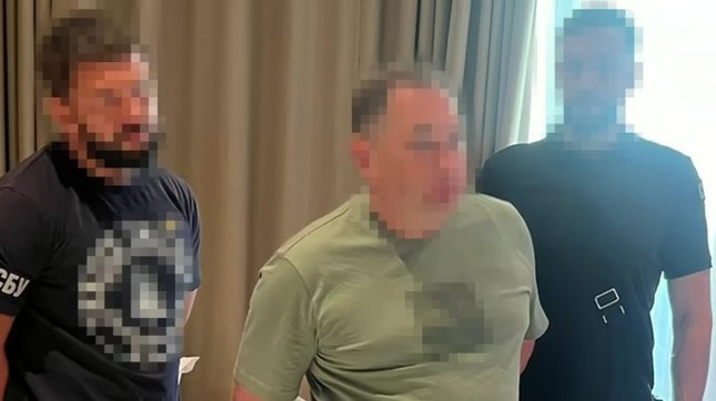 Các nghi phạm bị bắt quả tang khi đang nhận hối lộ. (Ảnh: Pravda) Các nghi phạm bị bắt quả tang khi đang nhận hối lộ. (Ảnh: Pravda)