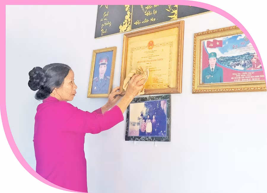 Bà Trần Thị Kỳ vệ sinh nhà cửa chuẩn bị đón Tết. Ảnh: N.H