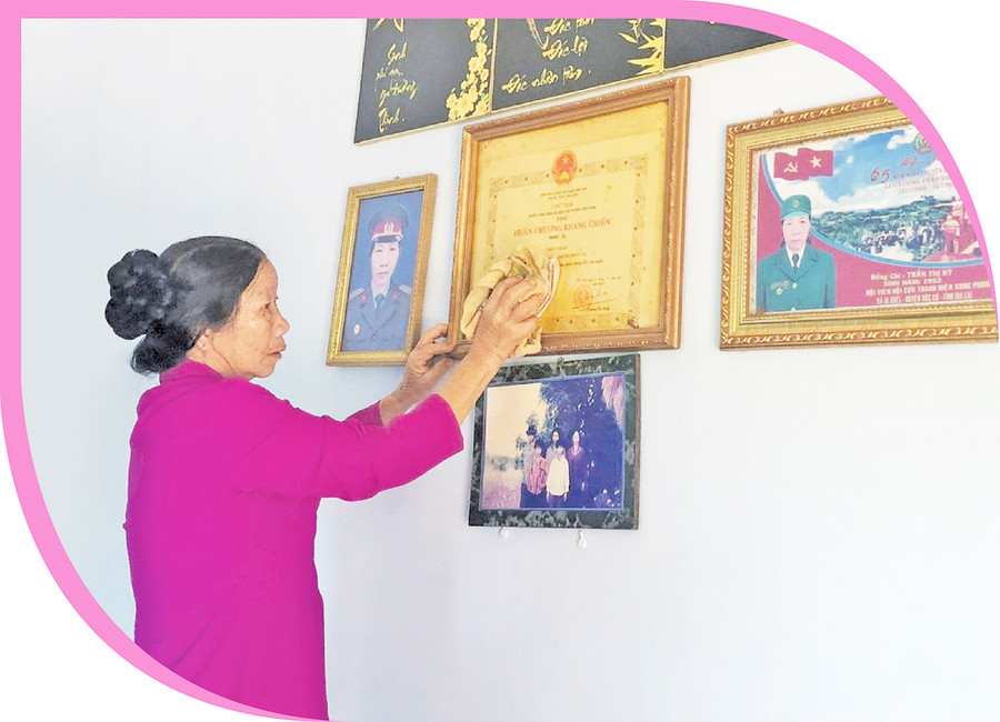 Bà Trần Thị Kỳ vệ sinh nhà cửa chuẩn bị đón Tết. Ảnh: N.H Bà Trần Thị Kỳ vệ sinh nhà cửa chuẩn bị đón Tết. Ảnh: N.H