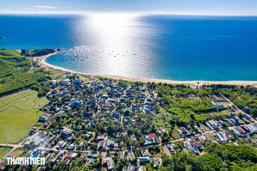 Chị Đặng Loan, ở TP.HCM đến Lộ Diêu vào tháng 4 vừa qua, chia sẻ: "Du khách đến thôn có thể tham gia cùng người dân chèo lưới bắt cá, đi chợ mua hải sản về tự tay nấu nướng... Ở cái thôn xinh xắn này, thỉnh thoảng bạn bắt gặp những tấm bảng căn dặn du khách đừng xả rác rất dễ thương. Khung cảnh hoang sơ, sạch đẹp của Lộ Diêu chắc chắn sẽ khiến du khách hài lòng". Ảnh: Nguyễn Phan Dũng Nhân Chị Đặng Loan, ở TP.HCM đến Lộ Diêu vào tháng 4 vừa qua, chia sẻ: "Du khách đến thôn có thể tham gia cùng người dân chèo lưới bắt cá, đi chợ mua hải sản về tự tay nấu nướng... Ở cái thôn xinh xắn này, thỉnh thoảng bạn bắt gặp những tấm bảng căn dặn du khách đừng xả rác rất dễ thương. Khung cảnh hoang sơ, sạch đẹp của Lộ Diêu chắc chắn sẽ khiến du khách hài lòng". Ảnh: Nguyễn Phan Dũng Nhân