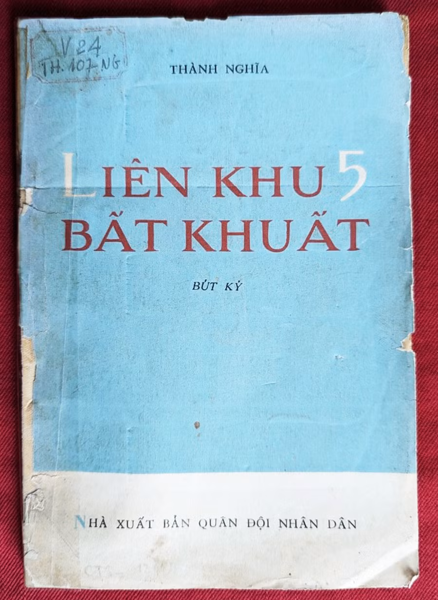 Bìa cuốn sách “Liên khu 5 bất khuất”. Ảnh: N.Q.T Bìa cuốn sách “Liên khu 5 bất khuất”. Ảnh: N.Q.T