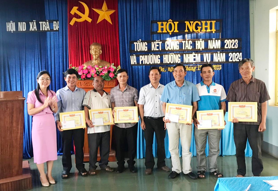 Khen thưởng cho các cá nhân có thành tích xuất sắc trong công tác Hội và phong trào nông dân năm 2023 tại xã Trà Đa. Ảnh: Thanh Nhật Khen thưởng cho các cá nhân có thành tích xuất sắc trong công tác Hội và phong trào nông dân năm 2023 tại xã Trà Đa. Ảnh: Thanh Nhật