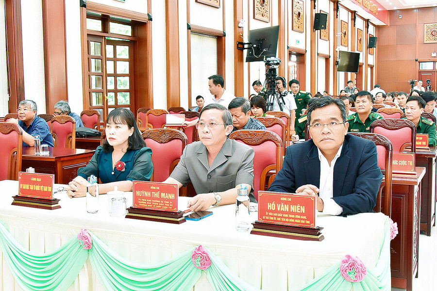 Lãnh đạo tỉnh dự trao giải 2 cuộc thi “Chính luận về bảo vệ nền tảng tư tưởng của Đảng, đấu tranh phản bác các quan điểm sai trái, thù địch” và “Báo chí với công tác xây dựng Đảng, xây dựng hệ thống chính trị tỉnh Gia Lai năm 2023”. Ảnh: Đức Thụy Lãnh đạo tỉnh dự trao giải 2 cuộc thi “Chính luận về bảo vệ nền tảng tư tưởng của Đảng, đấu tranh phản bác các quan điểm sai trái, thù địch” và “Báo chí với công tác xây dựng Đảng, xây dựng hệ thống chính trị tỉnh Gia Lai năm 2023”. Ảnh: Đức Thụy