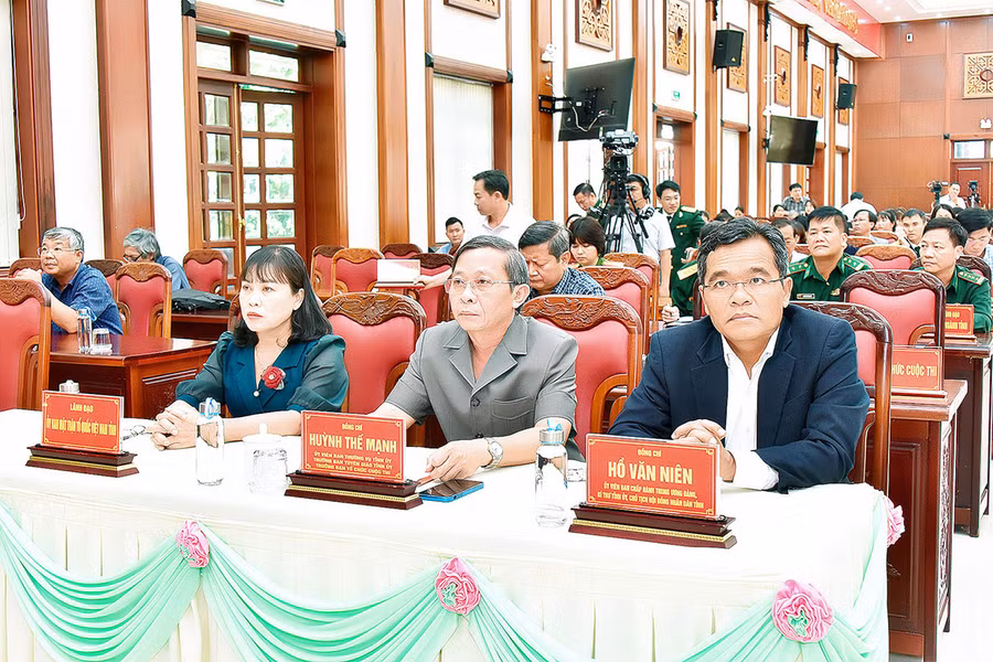 Lãnh đạo tỉnh dự trao giải 2 cuộc thi “Chính luận về bảo vệ nền tảng tư tưởng của Đảng, đấu tranh phản bác các quan điểm sai trái, thù địch” và “Báo chí với công tác xây dựng Đảng, xây dựng hệ thống chính trị tỉnh Gia Lai năm 2023”. Ảnh: Đức Thụy