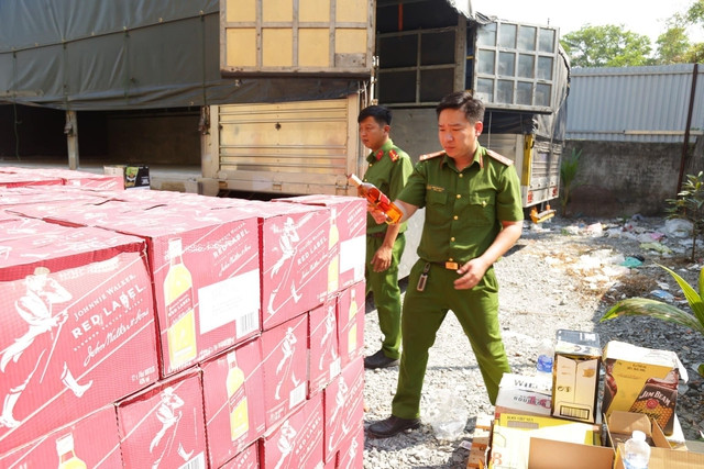 Lực lượng chức năng phát hiện hàng ngàn chai rượu ngoại không hoá đơn chứng từ