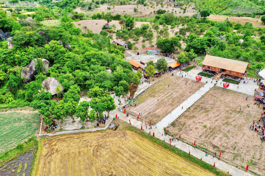 Plei Ơi là nơi “trị vì” của các vị vua được gọi là vua Lửa. Plei Ơi là nơi “trị vì” của các vị vua được gọi là vua Lửa.