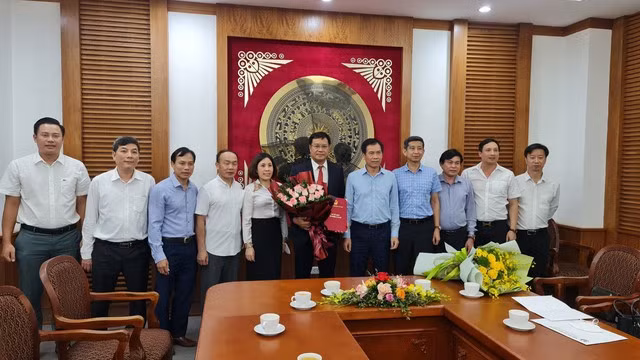 Ông Đặng Hà Việt (thứ 6 từ trái sang) khi nhậm chức Tổng cục trưởng Tổng cục TDTT vào tháng 5.2022. Ảnh: TỔNG CỤC TDTT