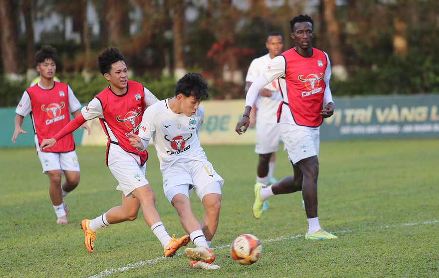 Câu lạc bộ HAGL có cơ hội lớn trong trận mở màn gặp Hồng Lĩnh Hà Tĩnh. Ảnh: Văn Ngọc Câu lạc bộ HAGL có cơ hội lớn trong trận mở màn gặp Hồng Lĩnh Hà Tĩnh. Ảnh: Văn Ngọc