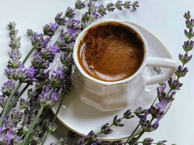 Trà oải hương có tác dụng làm dịu hệ thần kinh, giúp dễ ngủ và giảm huyết áp. ẢNH PEXELS