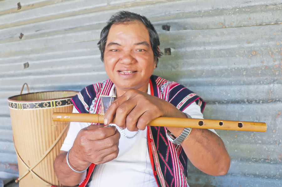 Ông Đinh Đel giới thiệu về chiếc ống thổi avơng. Ảnh: N.M Ông Đinh Đel giới thiệu về chiếc ống thổi avơng. Ảnh: N.M