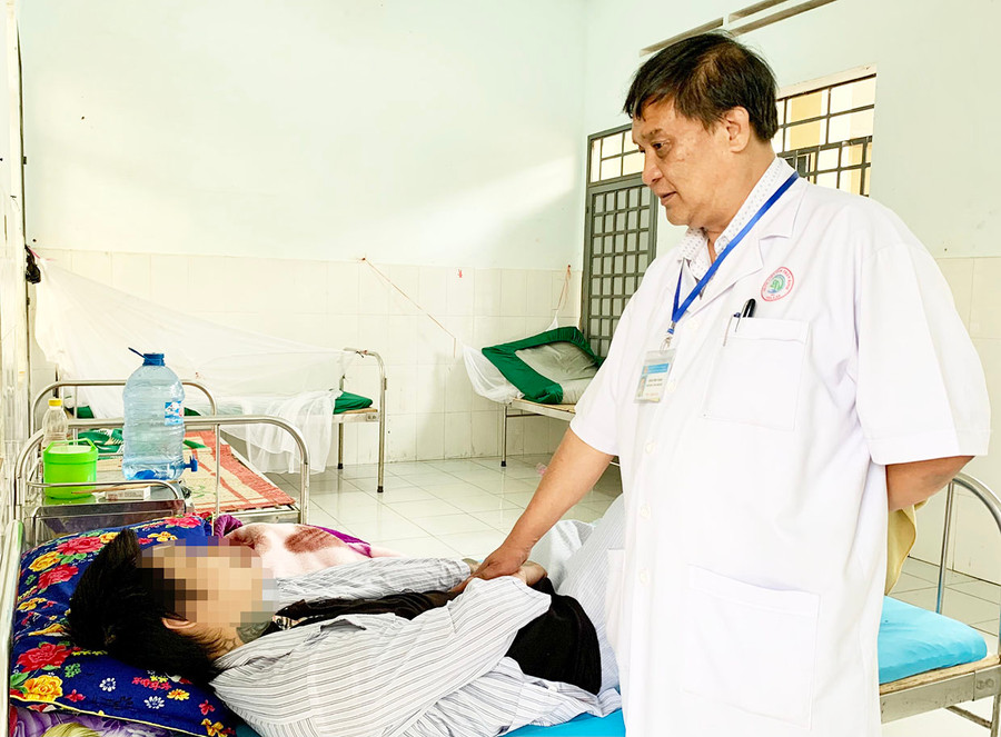 Bác sĩ Đồng Vĩnh Thanh thăm khám cho bệnh nhân tại Khoa Điều trị nam (Bệnh viện Tâm thần kinh tỉnh). Ảnh: N.N