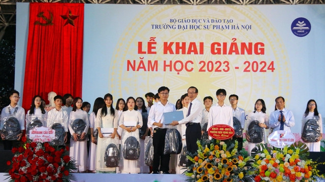 Người đạt điểm cao nhất đoàn Việt Nam thi quốc tế môn hóa chọn học sư phạm - Ảnh 2. GS Nguyễn Văn Minh tặng quà các tân sinh viên K73 có thành tích đầu vào xuất sắc trong kỳ tuyển sinh 2023 xuất sắc (người đang nhận quà là Đinh Cao Sơn). Ảnh: THANH HÙNG