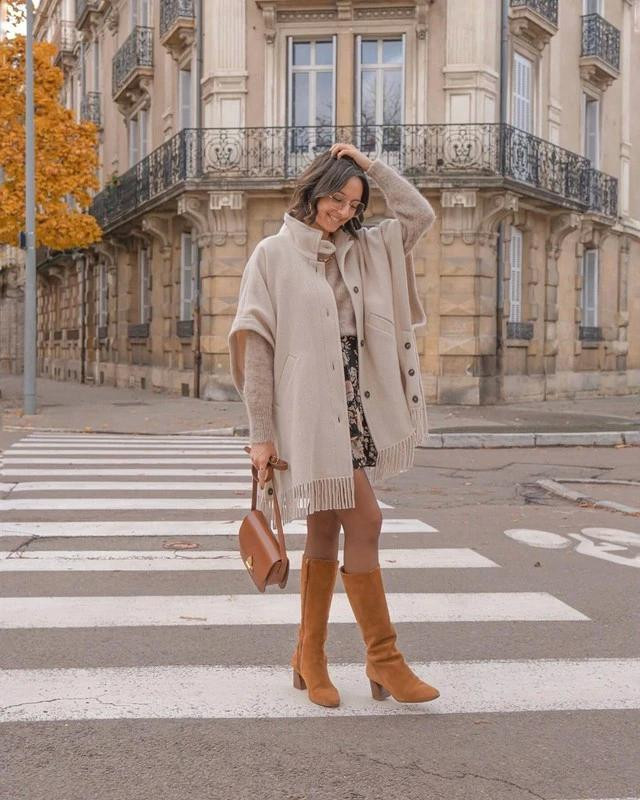 Ở thời điểm cuối đông đầu xuân, nhiều tín đồ thời trang đã sẵn sàng làm mới tủ đồ bằng các món đồ họa tiết hoa cỏ. Vào lúc này, áo khoác poncho, áo choàng cape trở thành ứng cử viên sáng giá để nàng khoác thêm bên ngoài. Đây vừa là cách để tạo nên bộ trang phục nhiều lớp, vừa giữ ấm nhẹ nhàng theo cách sành điệu của một fashionista