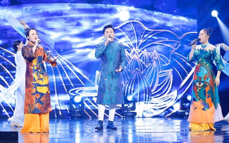 Phần trình diễn của Như Quỳnh và Phương Thủy với sự hỗ trợ của nghệ sĩ Quốc Đại.