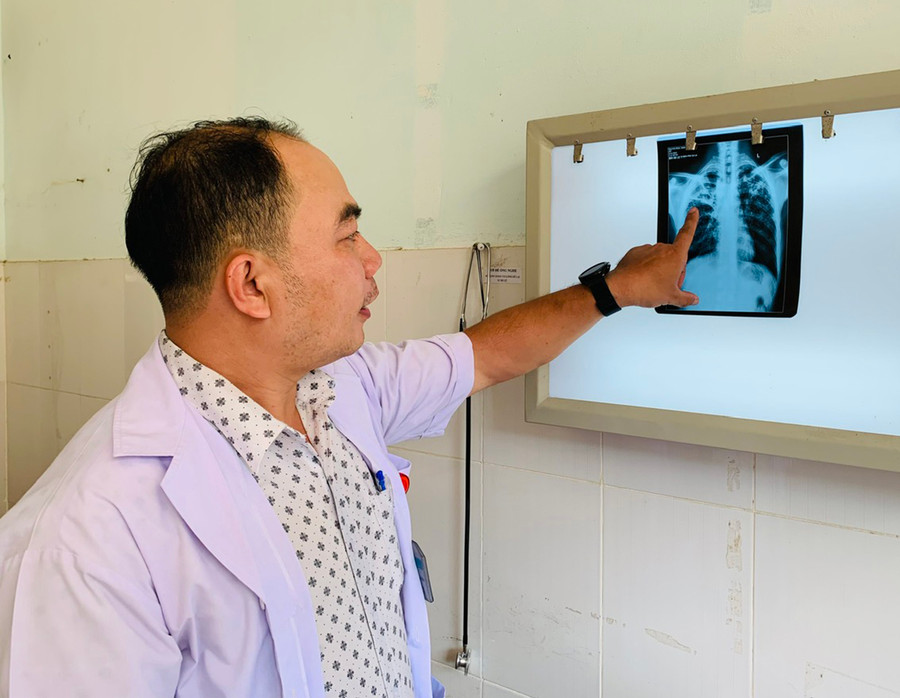 Bác sĩ CKI Lương Quang Vinh cho biết đa số bệnh nhân đến Bệnh viện Lao và bệnh phổi tỉnh đều là bệnh nhân nặng, đã có tổn thương lớn ở phổi, kèm theo nhiều bệnh lý khác. Ảnh: Như Nguyện Bác sĩ CKI Lương Quang Vinh cho biết đa số bệnh nhân đến Bệnh viện Lao và bệnh phổi tỉnh đều là bệnh nhân nặng, đã có tổn thương lớn ở phổi, kèm theo nhiều bệnh lý khác. Ảnh: Như Nguyện