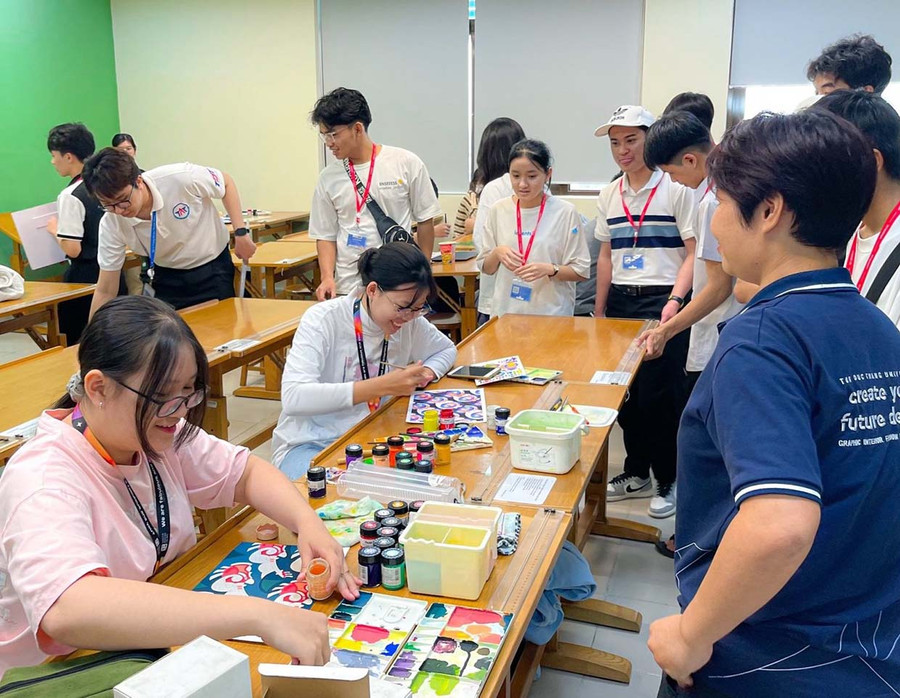 Việc tham quan, trải nghiệm thực tế tại trường đại học giúp học sinh THPT nhận định đúng đắn hơn về nghề nghiệp tương lai. Ảnh đơn vị cung cấp