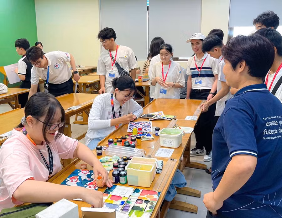 Việc tham quan, trải nghiệm thực tế tại trường đại học giúp học sinh THPT nhận định đúng đắn hơn về nghề nghiệp tương lai. Ảnh đơn vị cung cấp