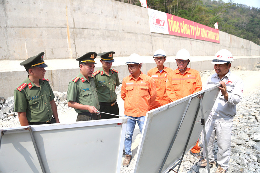Cán bộ Phòng An ninh kinh tế (Công an tỉnh) kiểm tra tại công trình Nhà máy Thủy điện Ia Ly mở rộng. Ảnh: T.T Cán bộ Phòng An ninh kinh tế (Công an tỉnh) kiểm tra tại công trình Nhà máy Thủy điện Ia Ly mở rộng. Ảnh: T.T