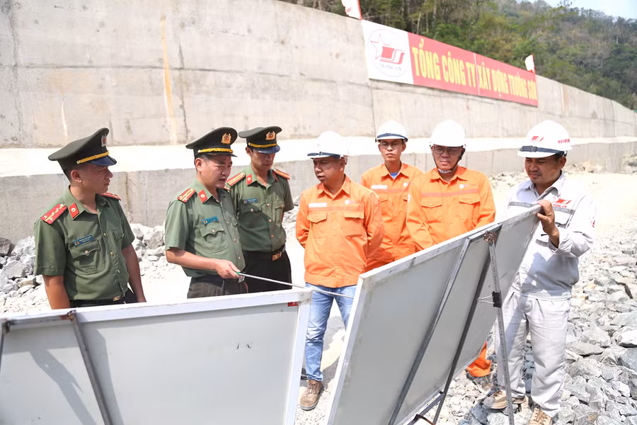 Cán bộ Phòng An ninh kinh tế (Công an tỉnh) kiểm tra tại công trình Nhà máy Thủy điện Ia Ly mở rộng. Ảnh: T.T