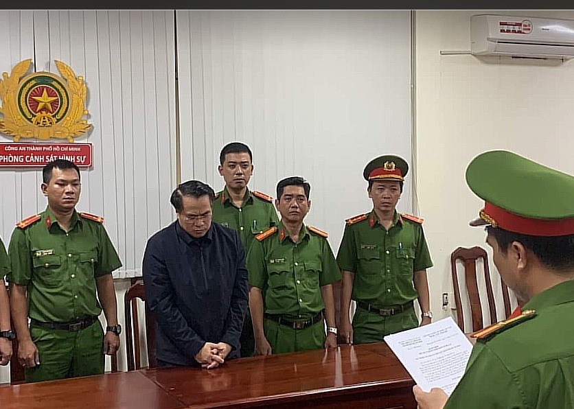 Cơ quan chức năng đọc lệnh bắt với Cục trưởng Cục đăng kiểm Việt Nam Đặng Việt Hà. Ảnh: Cơ quan Công an cung cấp Cơ quan chức năng đọc lệnh bắt với Cục trưởng Cục đăng kiểm Việt Nam Đặng Việt Hà. Ảnh: Cơ quan Công an cung cấp