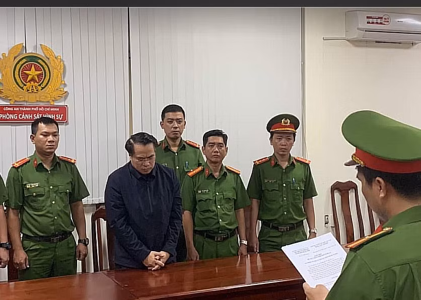 Cơ quan chức năng đọc lệnh bắt với Cục trưởng Cục đăng kiểm Việt Nam Đặng Việt Hà. Ảnh: Cơ quan Công an cung cấp