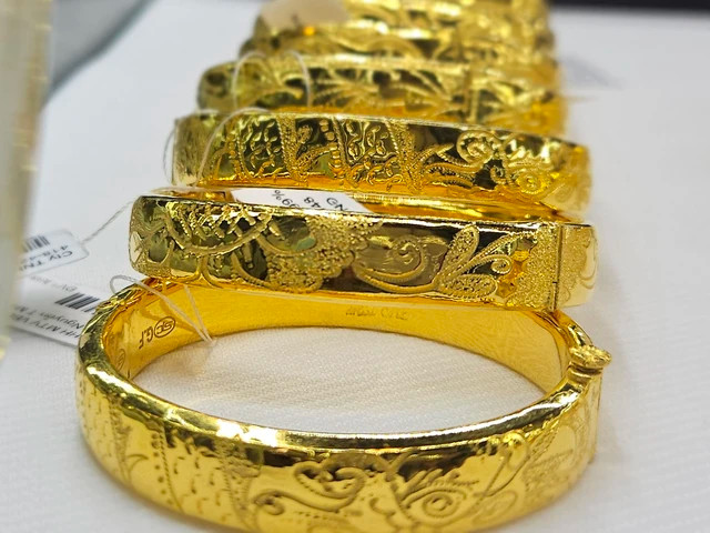 Giá vàng nhẫn 24K các loại được giao dịch quanh 61,15 triệu đồng/lượng mua vào, 62,25 triệu đồng/lượng bán ra. Giá vàng nhẫn 24K các loại được giao dịch quanh 61,15 triệu đồng/lượng mua vào, 62,25 triệu đồng/lượng bán ra.