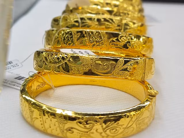 Giá vàng nhẫn 24K các loại được giao dịch quanh 61,15 triệu đồng/lượng mua vào, 62,25 triệu đồng/lượng bán ra.