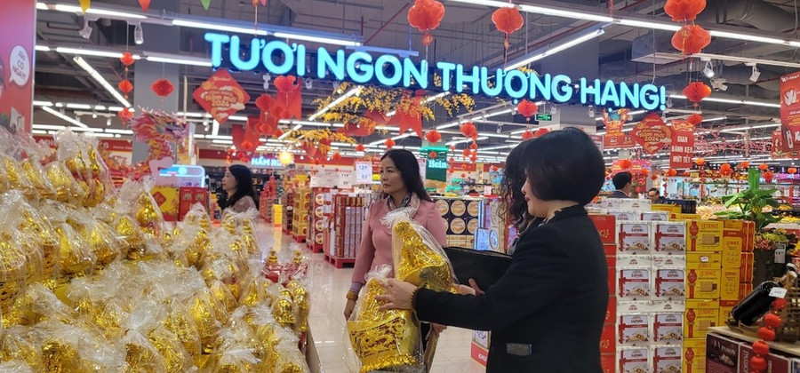 Mẫu mã hàng Tết đa dạng, đáp ứng nhu cầu tiêu dùng của người dân. (Ảnh: Đức Duy/Vietnam+)