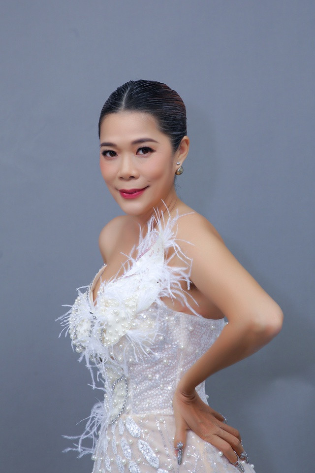 Ca sĩ Mỹ Lệ nói về tin đồn mua vài căn nhà nhờ một bản hit - Ảnh 2. Nữ ca sĩ tiết lộ từng bị ca sĩ Quang Linh trêu chọc chuyện mua nhà nhờ ca khúc Vầng trăng đêm trôi. Ảnh: BTC