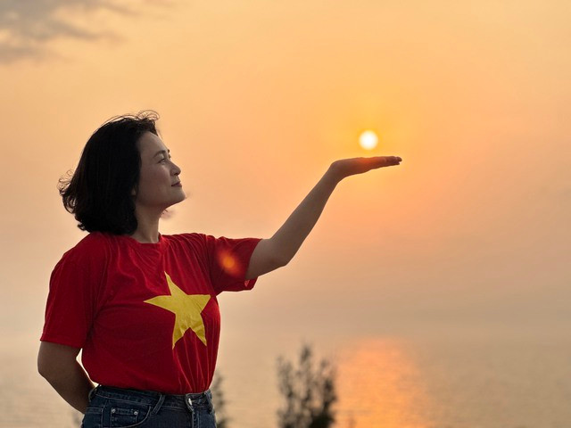 Du khách đón bình minh trên đảo. Ảnh: Vũ Thơ