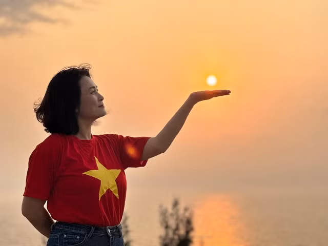 Du khách đón bình minh trên đảo. Ảnh: Vũ Thơ