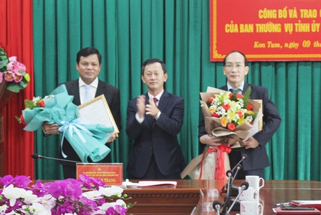 Bí thư Tỉnh ủy Kon Tum Dương Văn Trang trao quyết định và chúc mừng các đồng chí Nguyễn Đức Tuy và Nguyễn Thanh Hà. Bí thư Tỉnh ủy Kon Tum Dương Văn Trang trao quyết định và chúc mừng các đồng chí Nguyễn Đức Tuy và Nguyễn Thanh Hà.