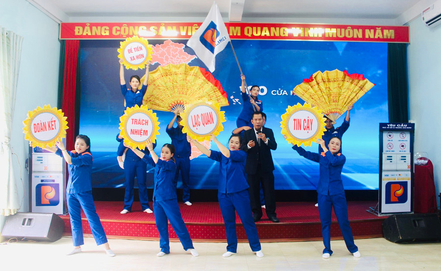 Phần thi chào hỏi ấn tượng của thí sinh Phạm Đình Thủy-Bí thư Chi bộ 3, Đảng bộ Công ty TNHH một thành viên Xăng dầu Bắc Tây Nguyên. Ảnh: M.N Phần thi chào hỏi ấn tượng của thí sinh Phạm Đình Thủy-Bí thư Chi bộ 3, Đảng bộ Công ty TNHH một thành viên Xăng dầu Bắc Tây Nguyên. Ảnh: M.N