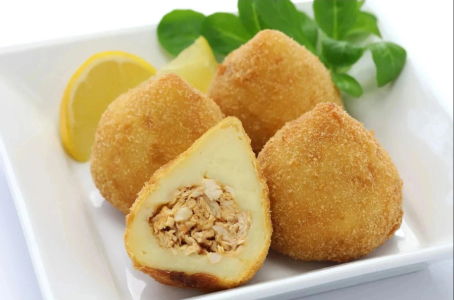 Là món ăn đường phố phổ biến ở Brazil: bánh bao gà, được làm từ bột chiên với thịt gà xé nhỏ ở giữa Là món ăn đường phố phổ biến ở Brazil: bánh bao gà, được làm từ bột chiên với thịt gà xé nhỏ ở giữa