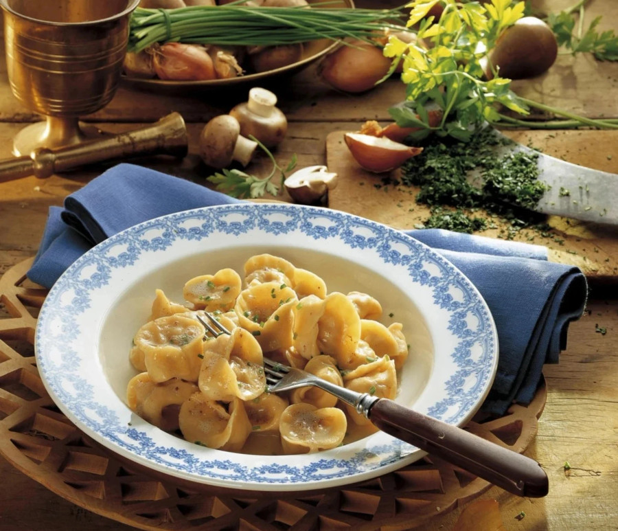 Món bánh bao của Nga có nguồn gốc từ Siberia, có thể được người Mông Cổ giới thiệu vào ẩm thực Nga. Pelmeni có thể được nhồi với bất cứ thứ gì từ thịt, nấm đến pho mát… Món bánh bao của Nga có nguồn gốc từ Siberia, có thể được người Mông Cổ giới thiệu vào ẩm thực Nga. Pelmeni có thể được nhồi với bất cứ thứ gì từ thịt, nấm đến pho mát…