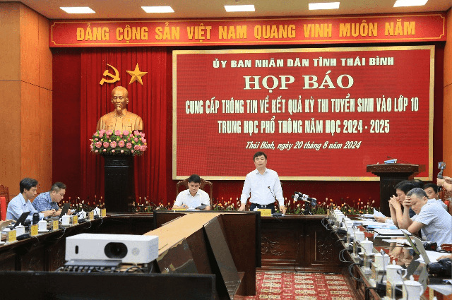 Ông Phạm Văn Nghiêm, Phó Chủ tịch UBND tỉnh Thái Bình chủ trì cuộc họp báo vào sáng 20-8 Ông Phạm Văn Nghiêm, Phó Chủ tịch UBND tỉnh Thái Bình chủ trì cuộc họp báo vào sáng 20-8